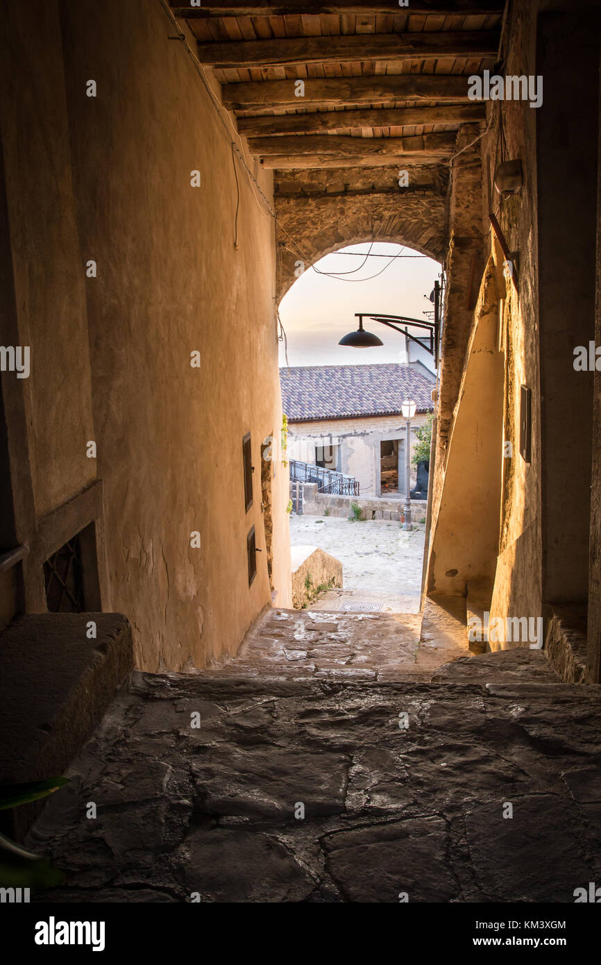 Castellabate (Salerno, Italia): vista tradizionale di un vicolo del paese nel Cilento Foto Stock