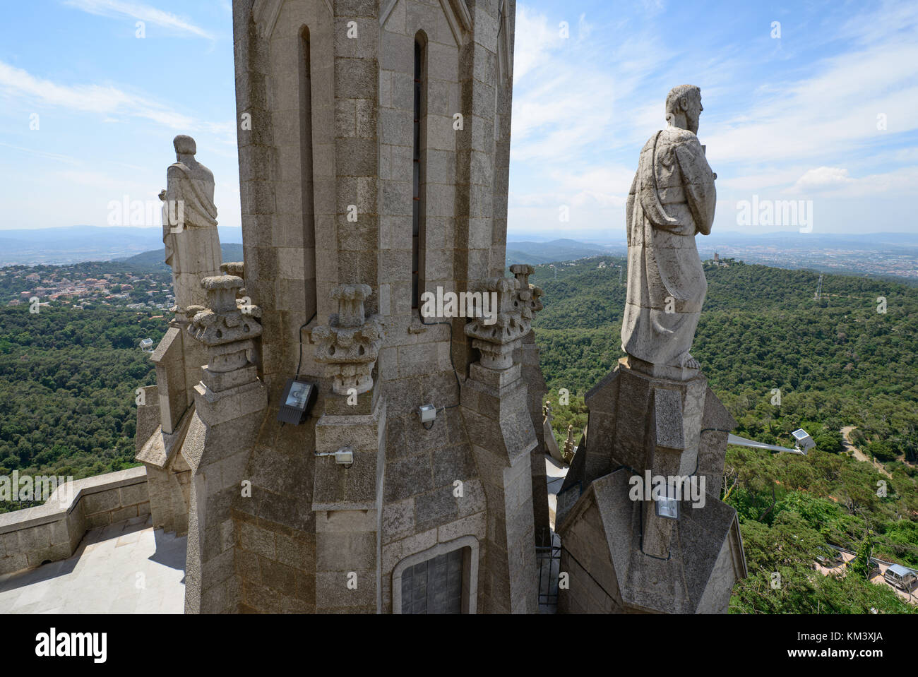 Angolo di Alta Vista dal ponte di osservazione nei pressi di torre occidentale del Tempio del Sacro Cuore di Gesù (Sagrat Cor) sul monte Tibidabo verso Sarria-Sant Gerv Foto Stock