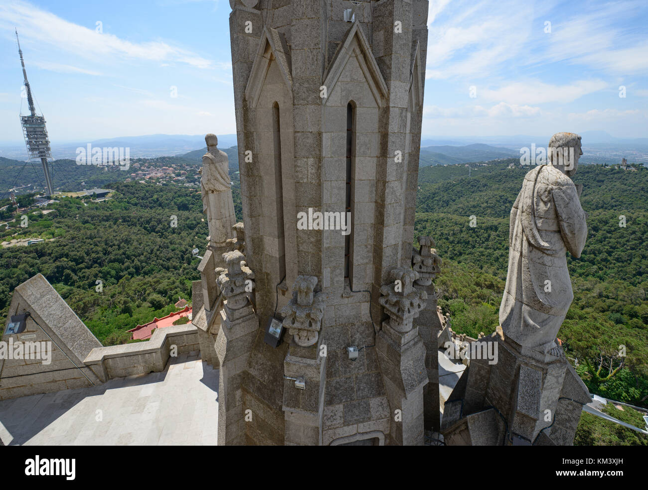 Angolo di Alta Vista dal ponte di osservazione nei pressi di torre occidentale del Tempio del Sacro Cuore di Gesù (Sagrat Cor) sul monte Tibidabo verso Sarria-Sant Gerv Foto Stock