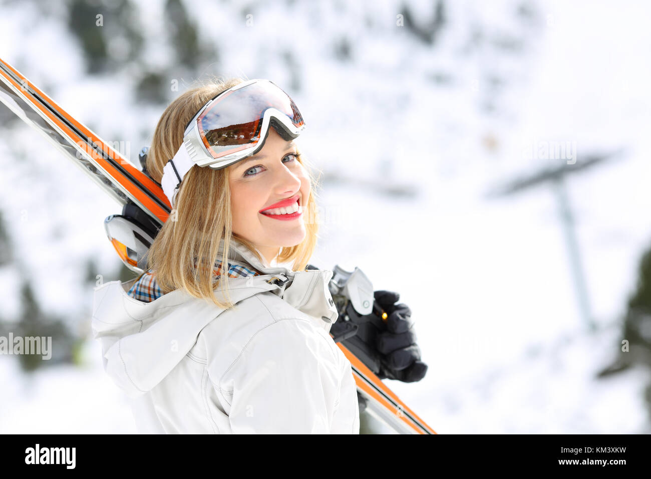 Ritratto di un buon sciatore ragazza pronta per lo sci in un pendio nevoso Foto Stock