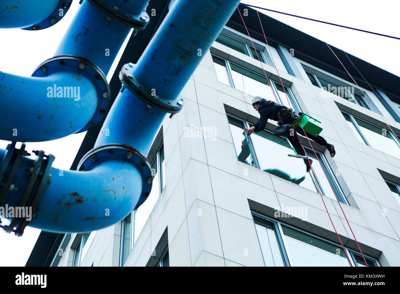 Detergente per cristalli che si abbracca sopra la struttura del tubo. Berlino. Germania. Foto Stock