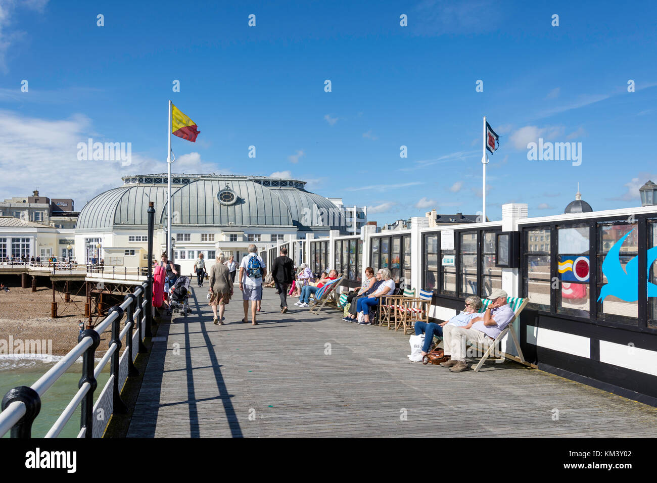 Il Boardwalk su Worthing Pier, Worthing, West Sussex, in Inghilterra, Regno Unito Foto Stock