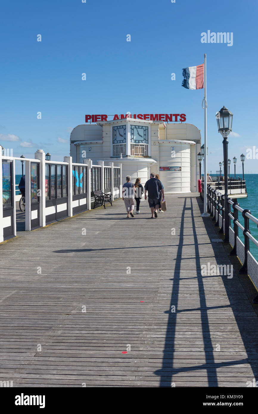 Art Deco pier amusement pavilion su Worthing Pier, Worthing, West Sussex, in Inghilterra, Regno Unito Foto Stock