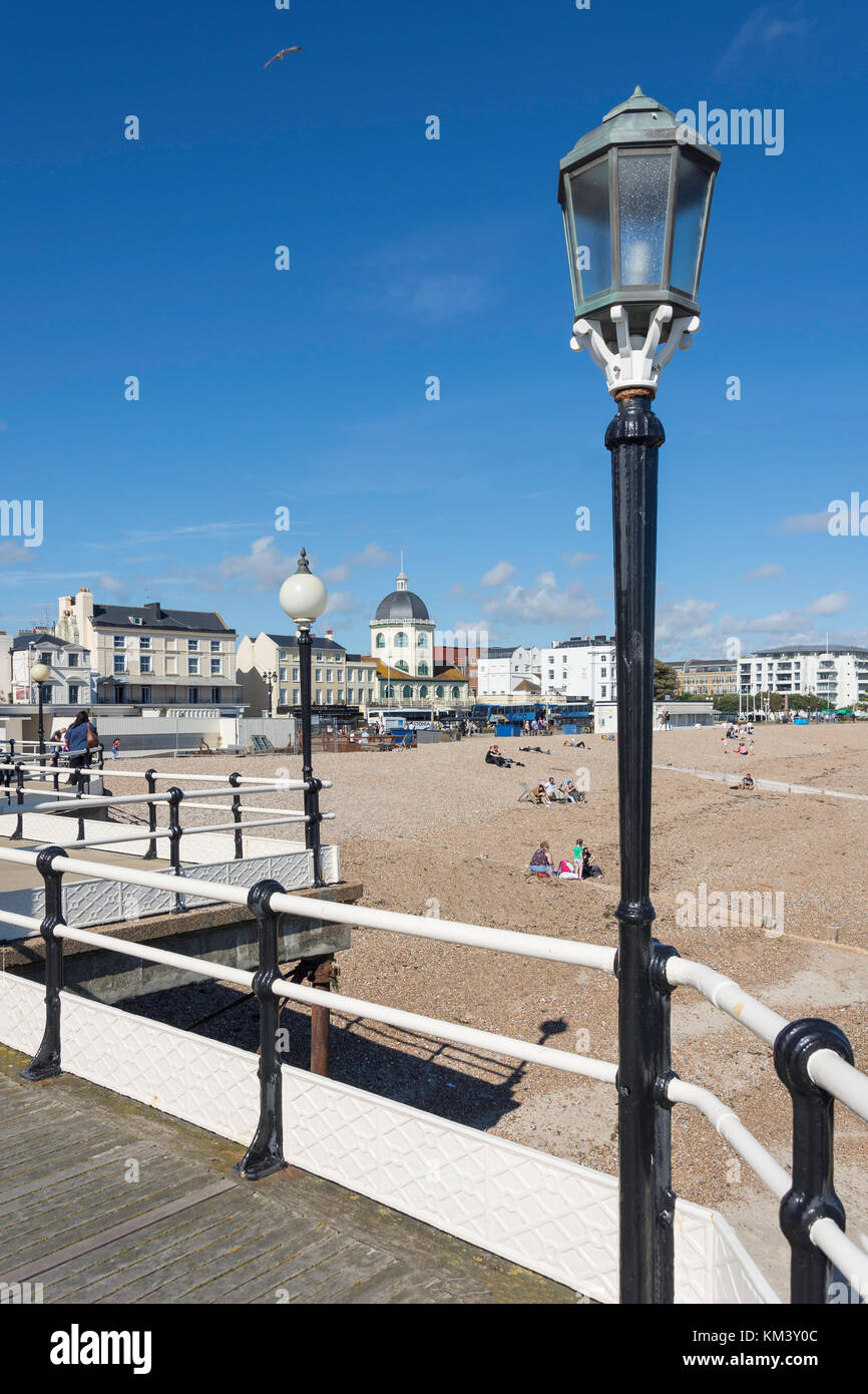 La spiaggia e il lungomare da Worthing Pier, Worthing, West Sussex, in Inghilterra, Regno Unito Foto Stock