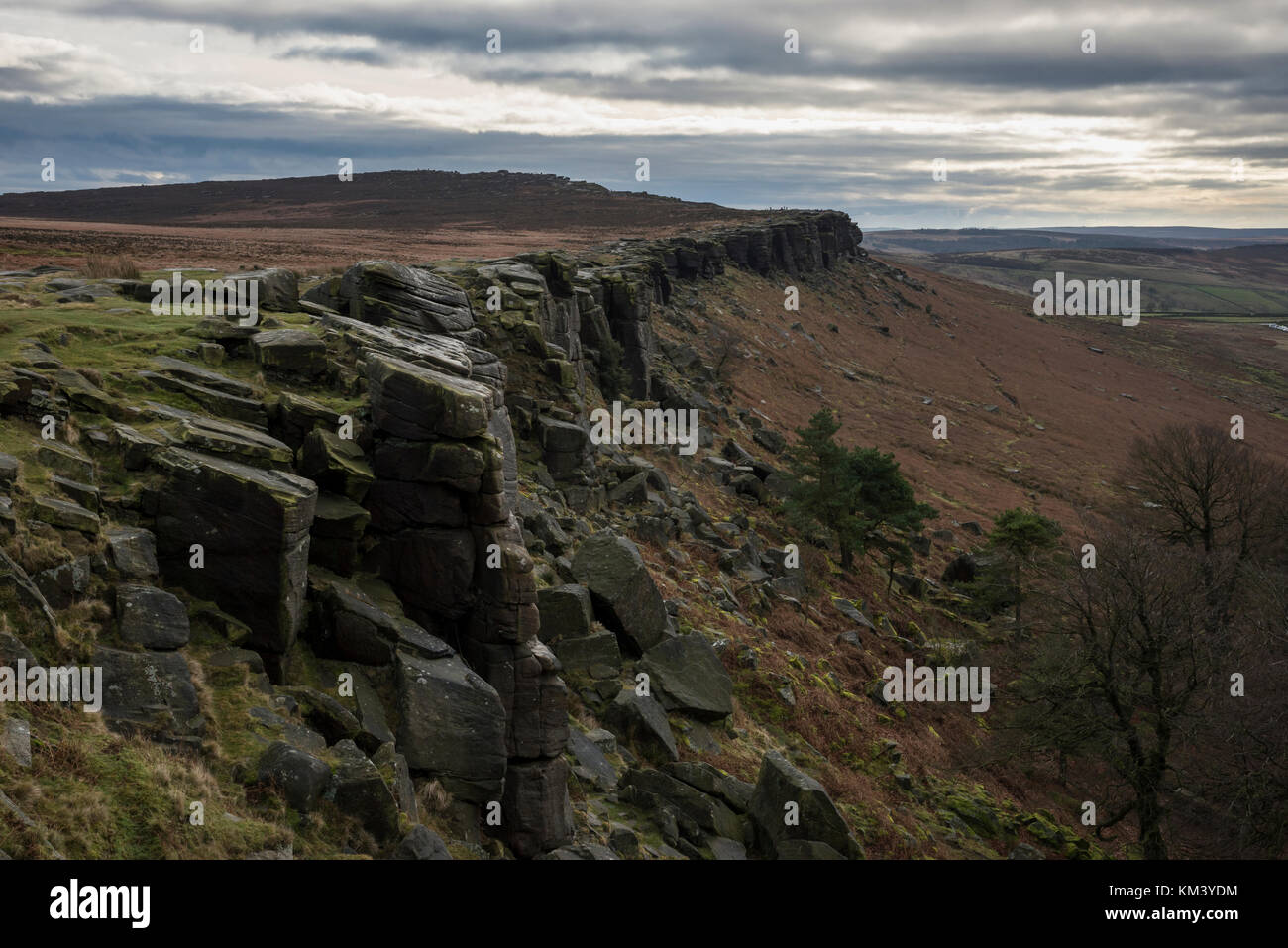 E aspro paesaggio di rocce gritstone sul bordo stanage nel parco nazionale di Peak District, Derbyshire, in Inghilterra. Foto Stock