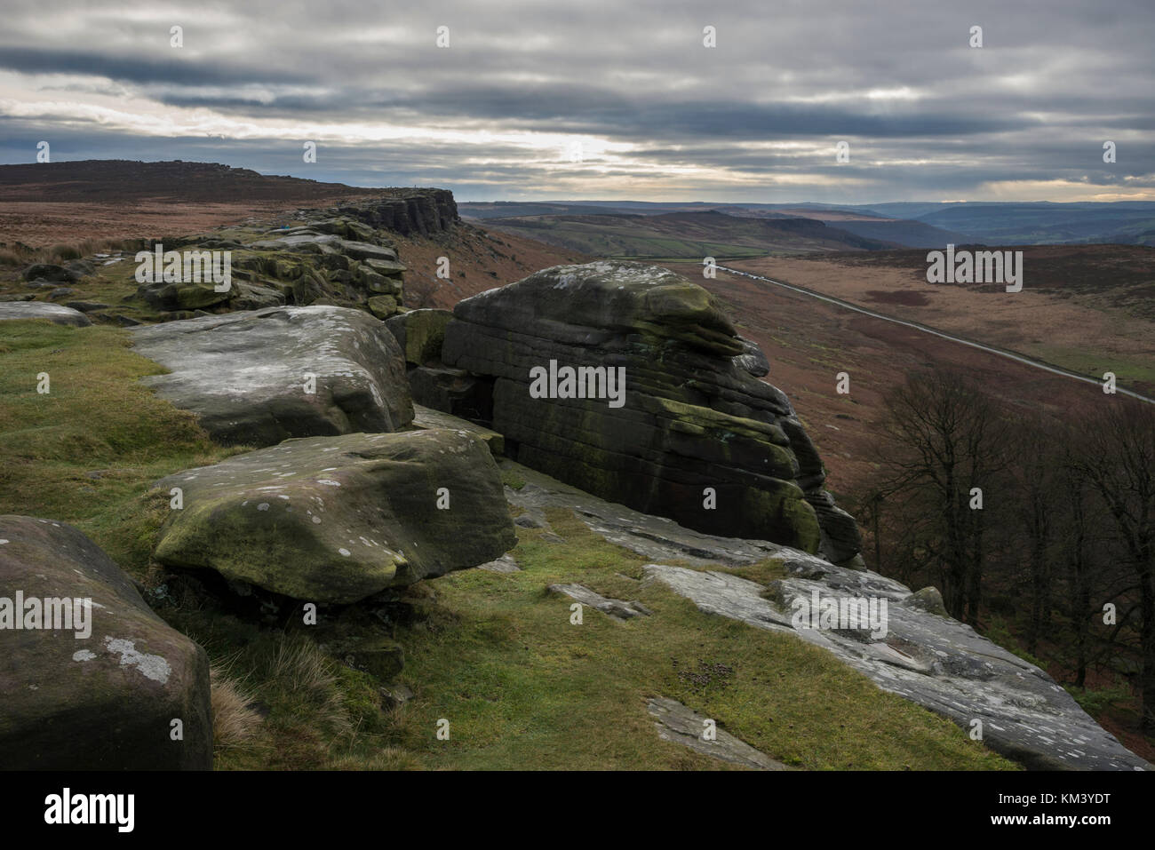 E aspro paesaggio di rocce gritstone sul bordo stanage nel parco nazionale di Peak District, Derbyshire, in Inghilterra. Foto Stock