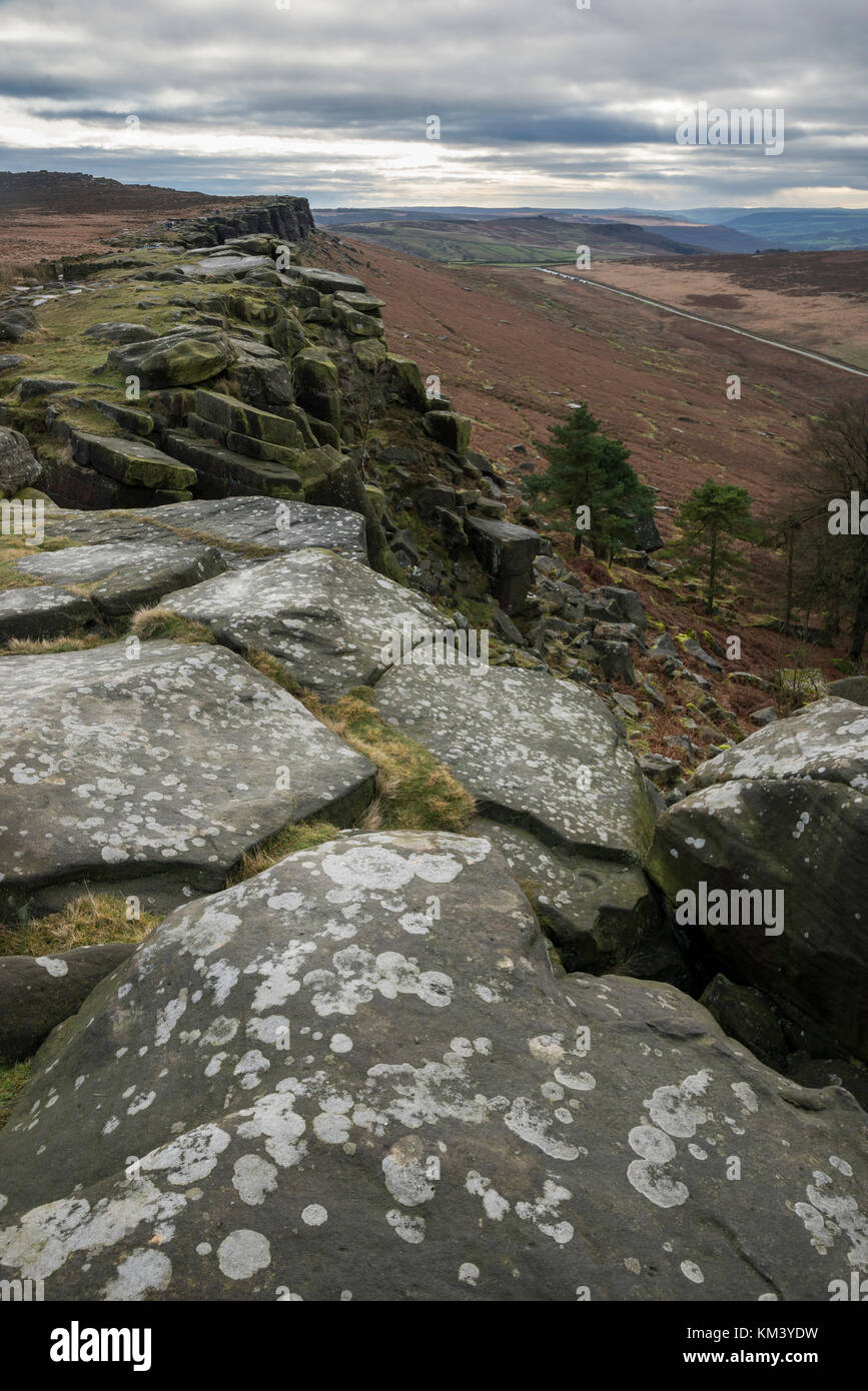 Paesaggio aspro di rocce di pietra gritstone sul bordo di Stanage nel parco nazionale del distretto di Peak, Derbyshire, Inghilterra. Foto Stock