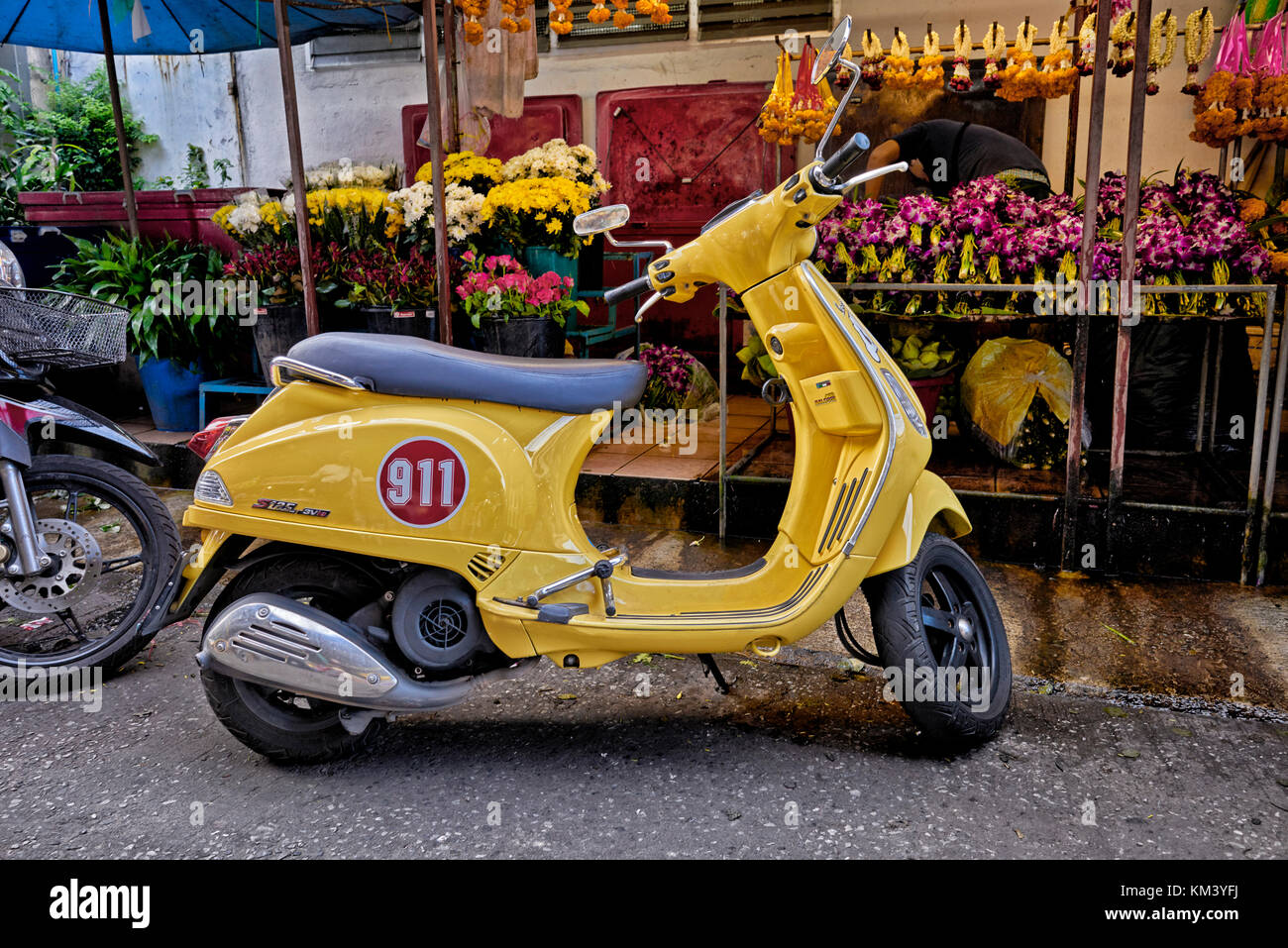 Vespa Primavera S125 3vie Delux Scooter giallo Foto Stock