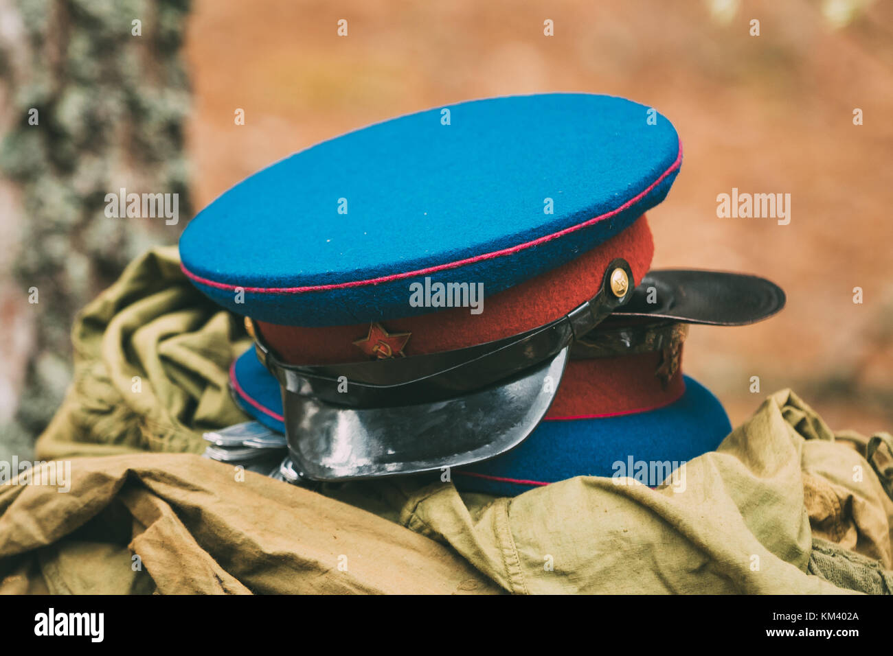 Due Caps of Officers NKVD dell'Armata Rossa Russa durante la seconda guerra mondiale. Il Commissariato del popolo per gli affari interni, abbreviato NKVD, era Lea Foto Stock