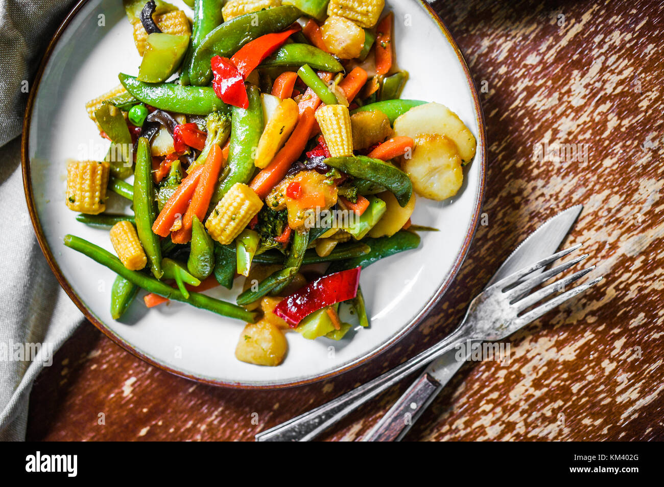 Verdure cotte su sfondo rustico Foto Stock