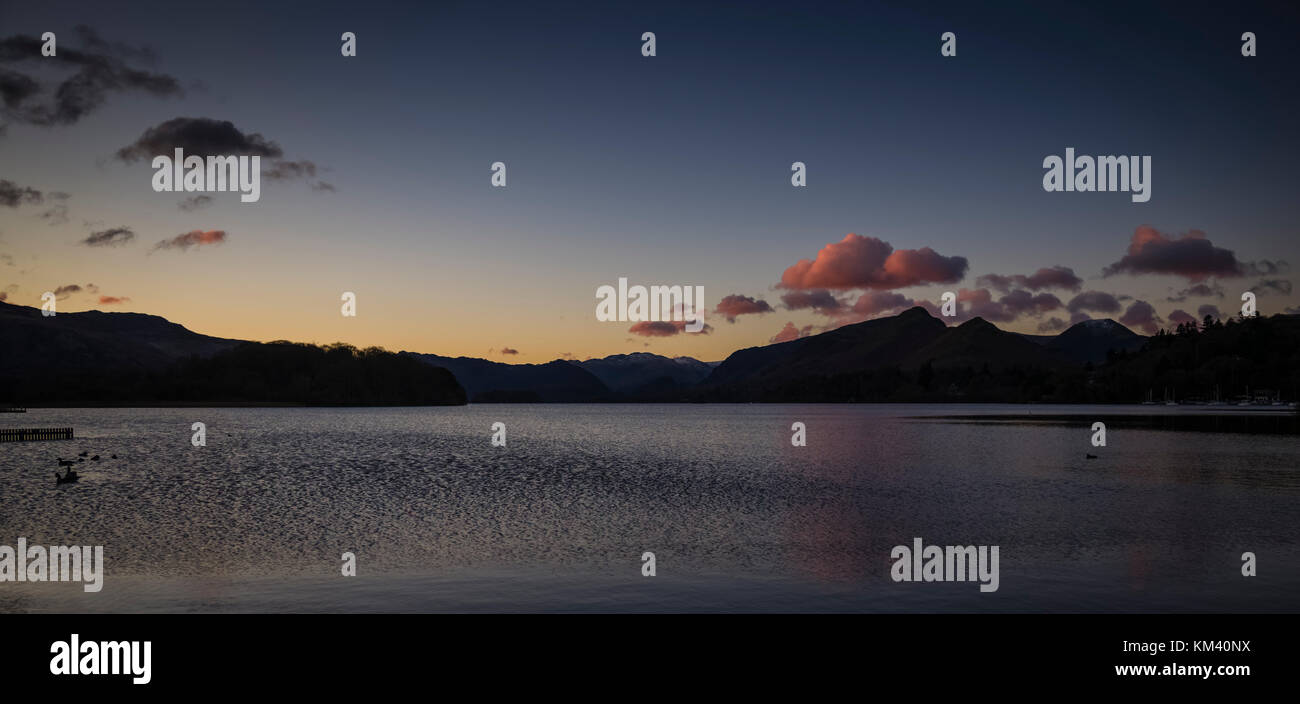 Sunrise over Derwentwater nel Lake District inglese vicino alla città di Keswick. Foto Stock