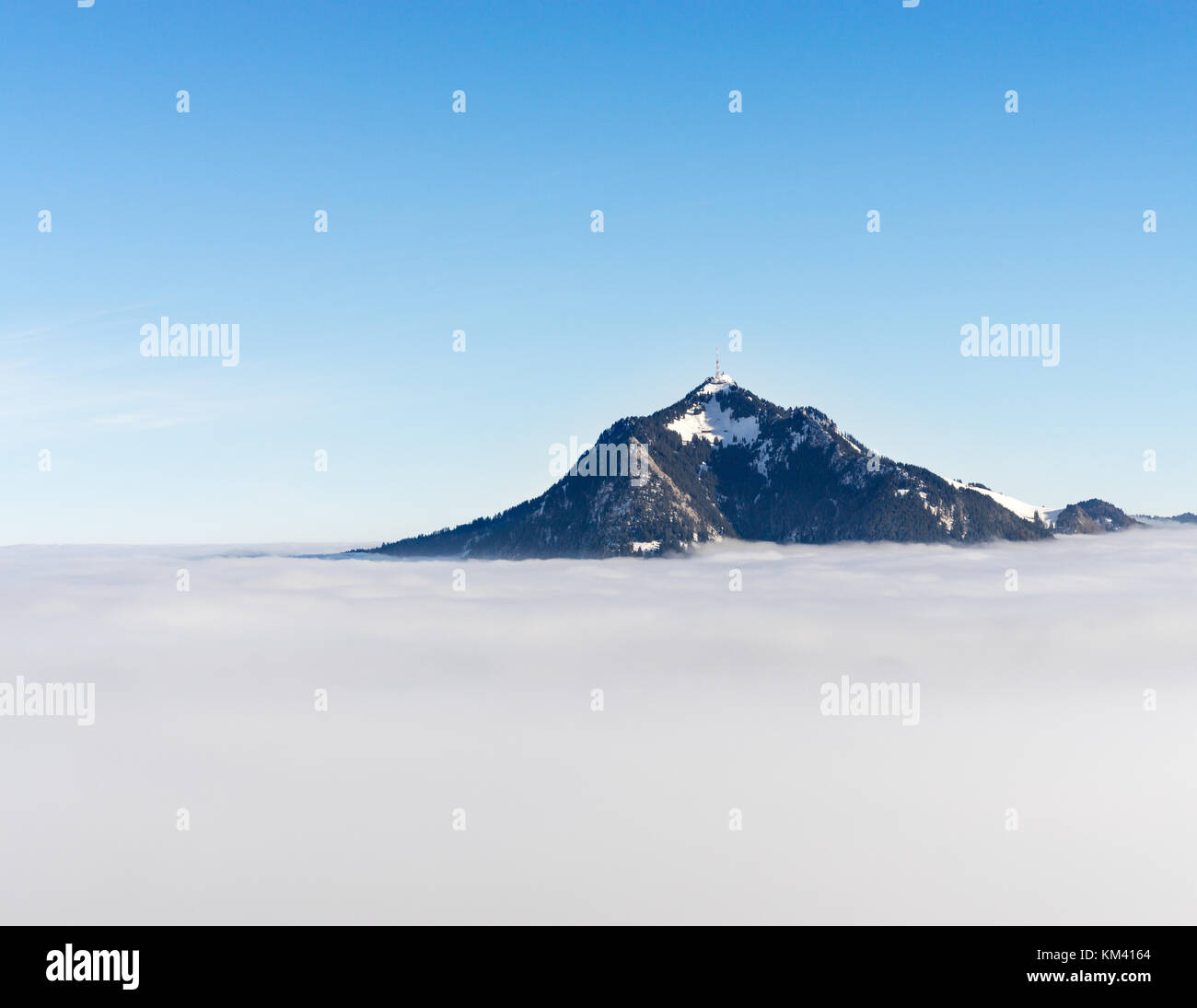 La bacchetta di montagna fuori della nebbia nube strato. gruenten, Baviera, Germania. la prospettiva e la visione per il concetto di business e idee. Foto Stock