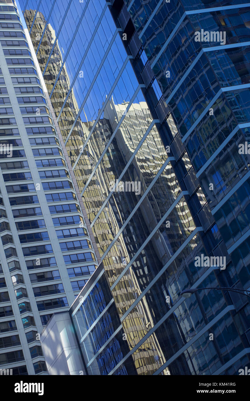 Vista astratta dei grattacieli di Chicago con riflessi Foto Stock