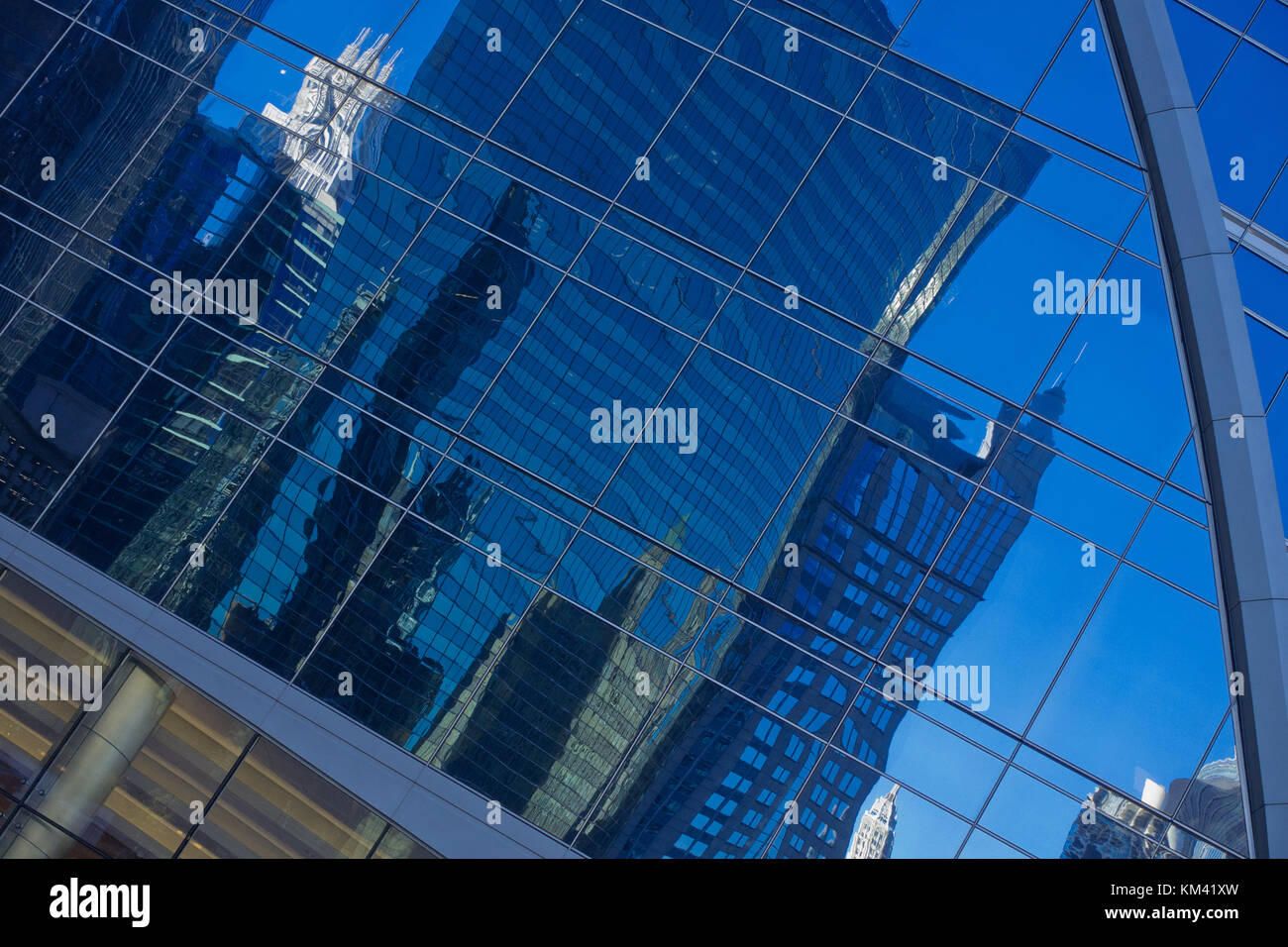 Vista astratta dei grattacieli di Chicago con riflessi Foto Stock