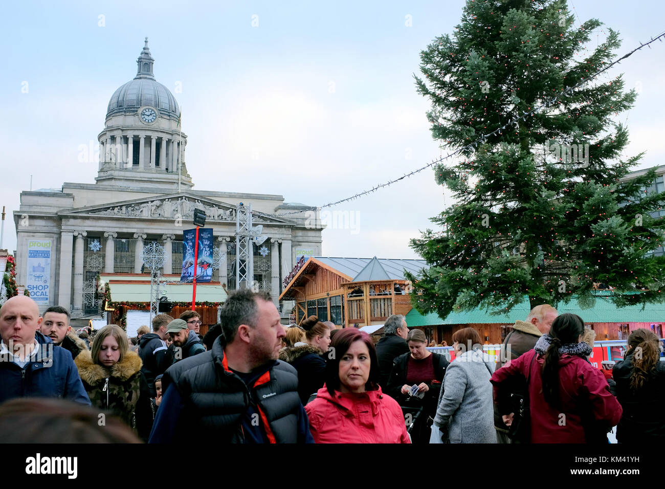 Nottingham, Nottinghamshire, Regno Unito. 02, dicembre 2017. una folla di gente che godendo il mercatino di Natale sulla piazza del vecchio mercato al di fuori di casa consiglio . Foto Stock