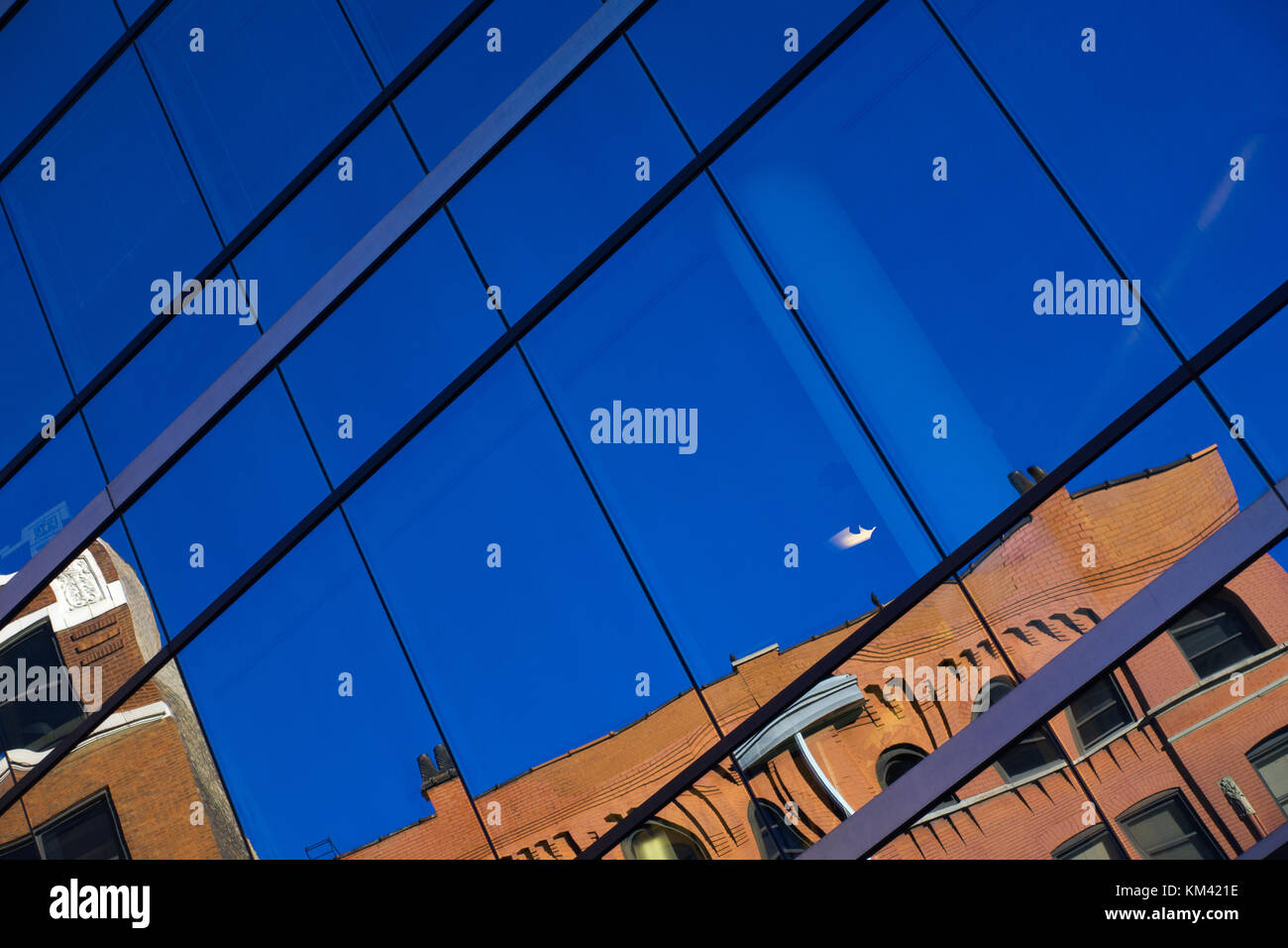 Vista astratta dell'edificio rosso che si riflette sul grattacielo di Chicago Foto Stock