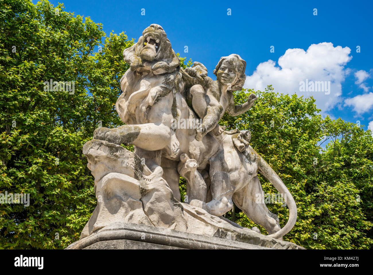 Francia, dipartimento dell'Hérault, Montpellier, bambino con lion statua all'ingresso per i giardini di Place Royale du Peyrou Foto Stock