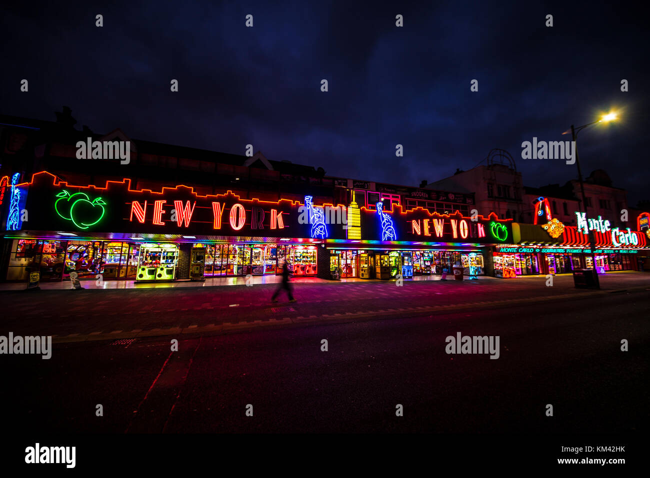 Luci di fronte al mare Southend on Sea e sala giochi di notte. New York, i portici di New York Foto Stock