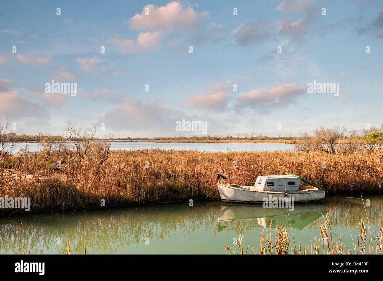 Vecchie barche da pesca ormeggiate lungo il canale. Foto Stock