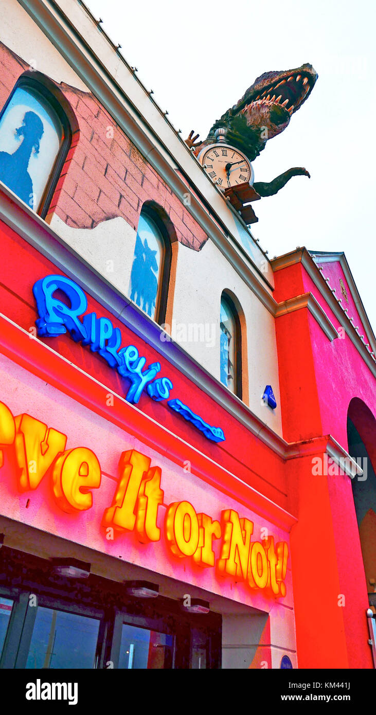 Ingresso anteriore al Ripley's Believe IT or Not! Mostra con dinosauro modello che tiene stop watch e seduto sul tetto, Blackpool Pleasure Beach divertimento par Foto Stock