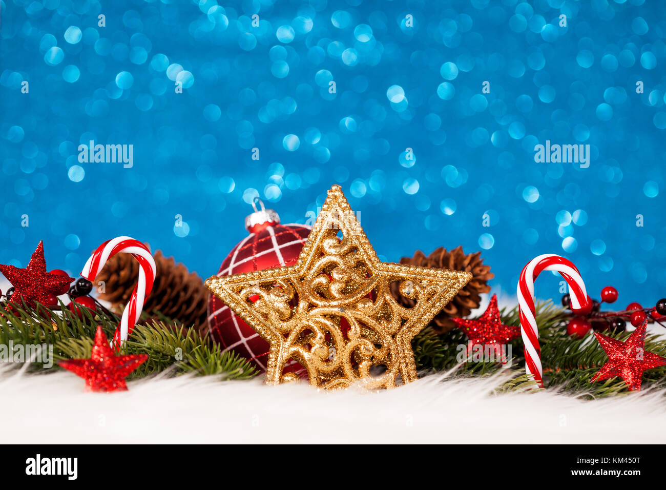 Decorazione di natale su sfondo blu Foto Stock