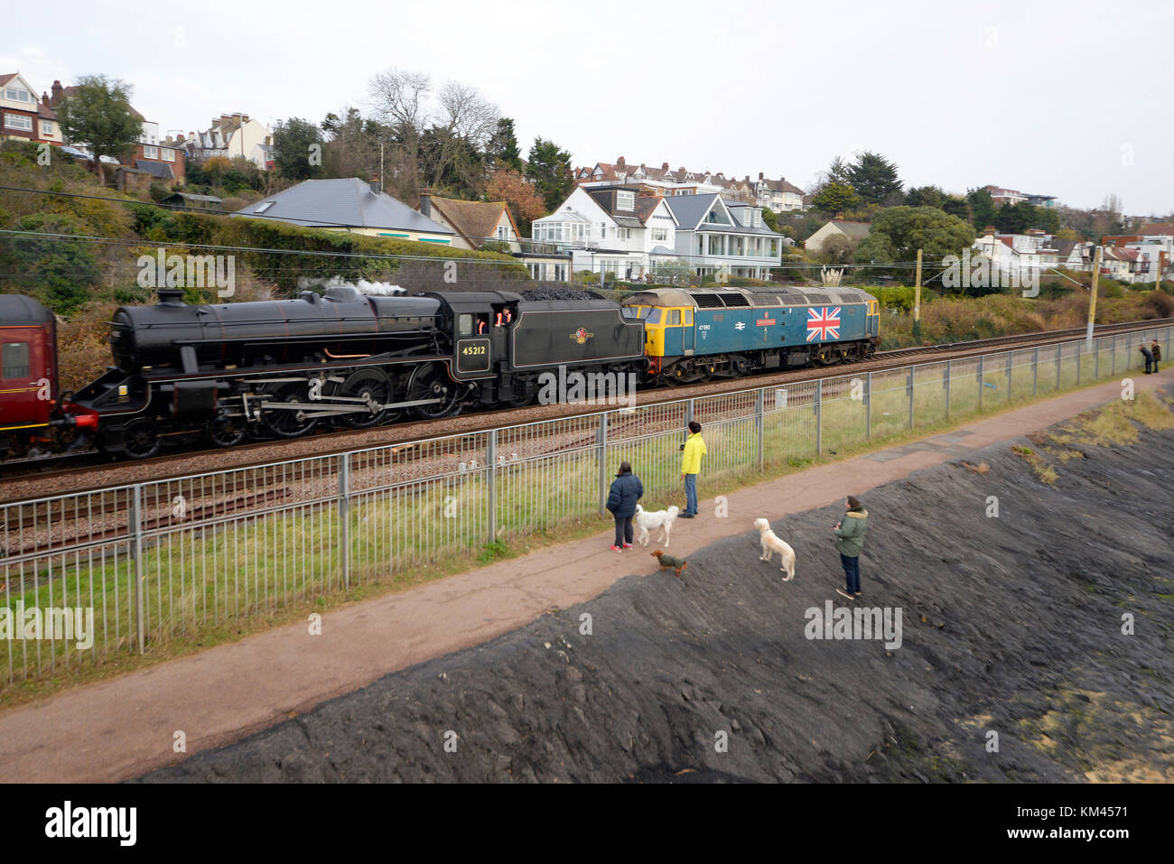 Nero 5 loco a vapore. Sogni di vapore azionato a vapore treno trainati da Southend East tirato da LMS Stanier nero cinque 45212 e classe diesel 47 Foto Stock