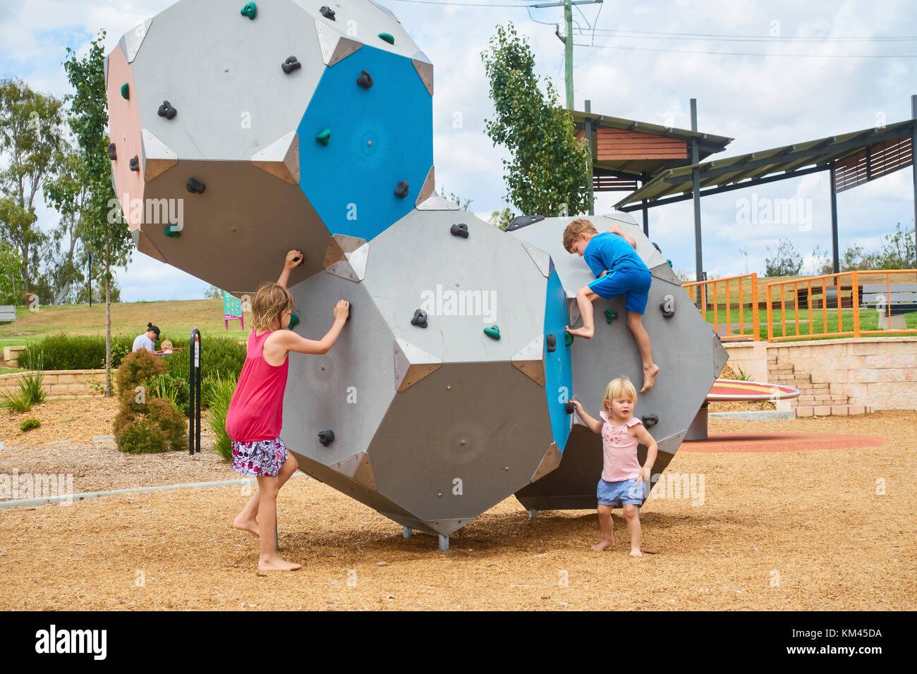 Blocchi di arrampicata al parco giochi per bambini. Tamworth NSW Australia. Foto Stock