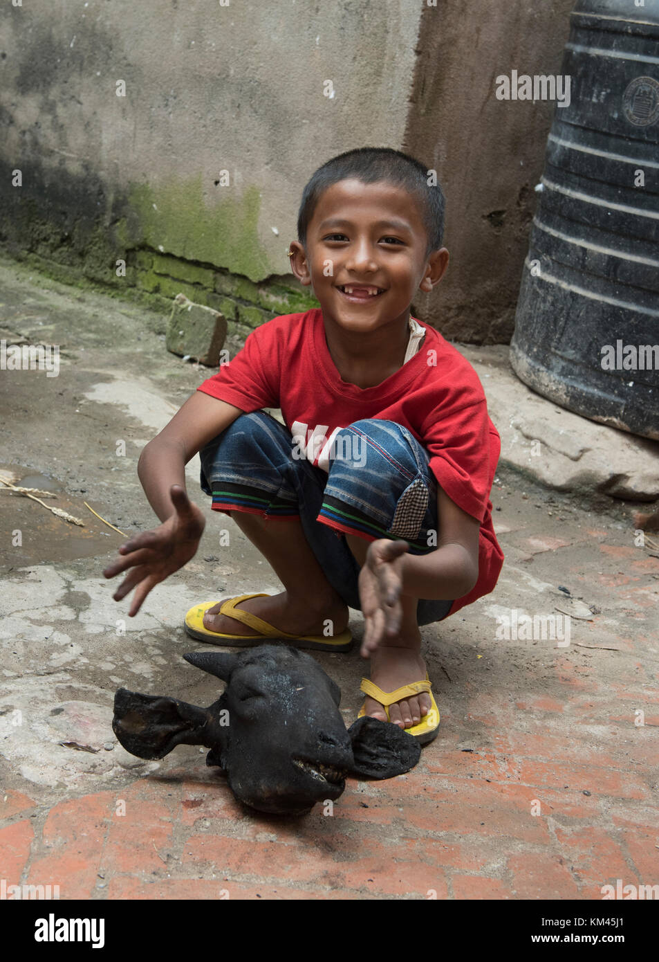 Ragazzo con una testa di capra durante il Dasain holiday, Kathmandu, Nepal Foto Stock