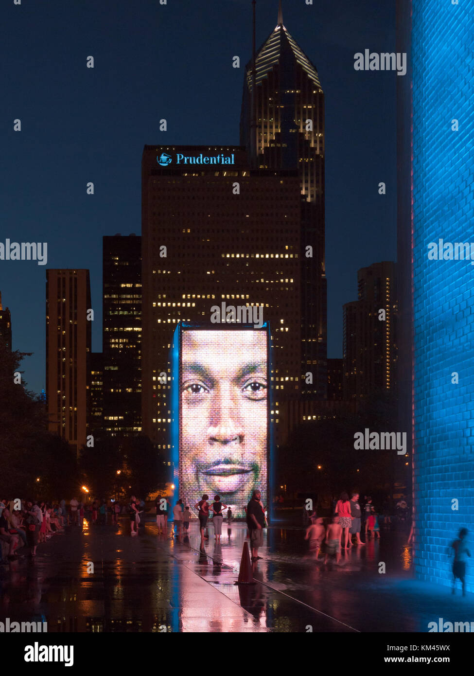 Fontana di corona, un lavoro interattivo di arte pubblica e il video di una scultura in Millennium Park di Chicago, come si vede in una notte d'estate. Foto Stock