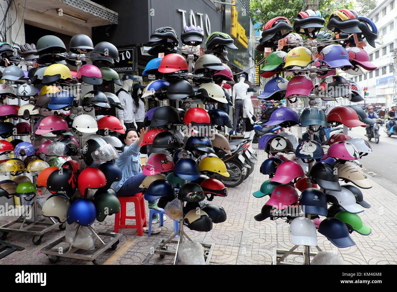 Ho chi minh city, il Viet Nam e colorati di caschi all aria aperta shop, casco motorcycle show sul marciapiede di strada urbana, a basso costo e bassa qualità Foto Stock