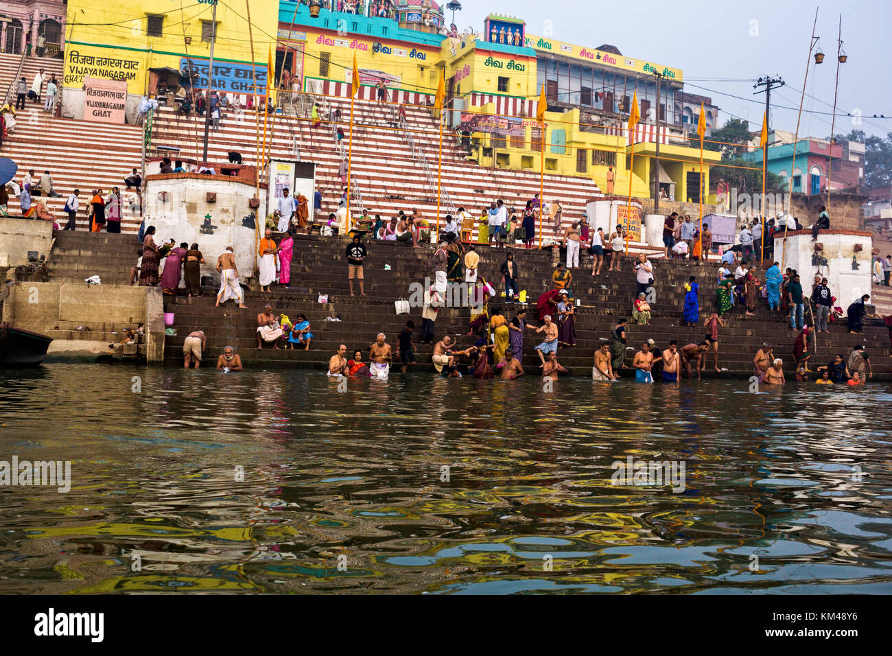 Bagnanti nel sacro Gange, religiosi indù di balneazione di persone a kedar ghat, banaras, India Foto Stock