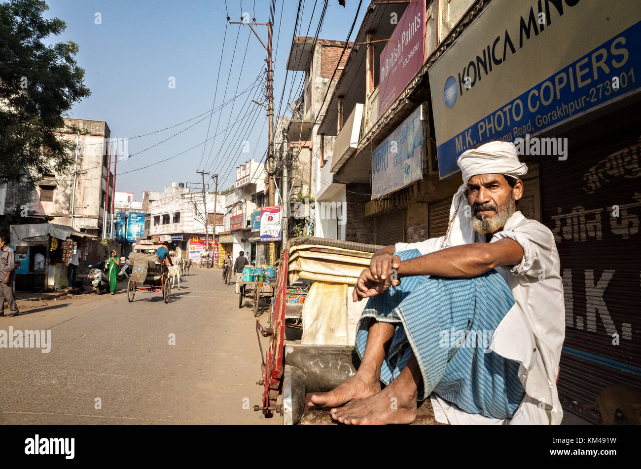 Ritratto di viaggio di un musulmano indiano driver rickshaw in attesa che il cliente o il passeggero, gorakhpur, Uttar Pradesh, India Foto Stock