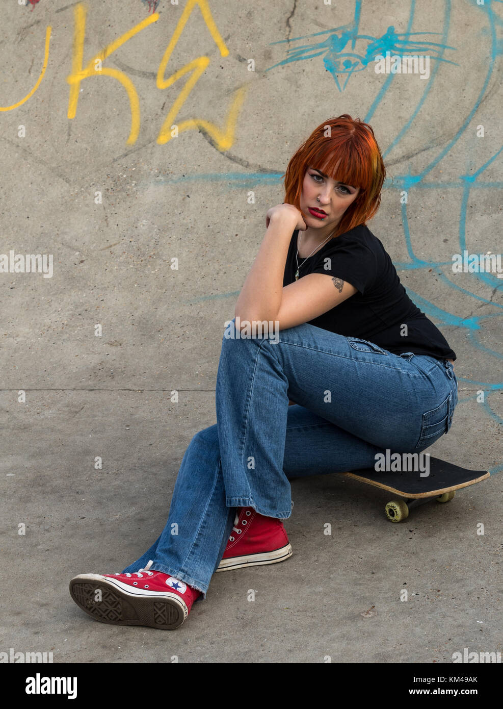 Bella ragazza in Graffiti Skateboard Park Foto Stock