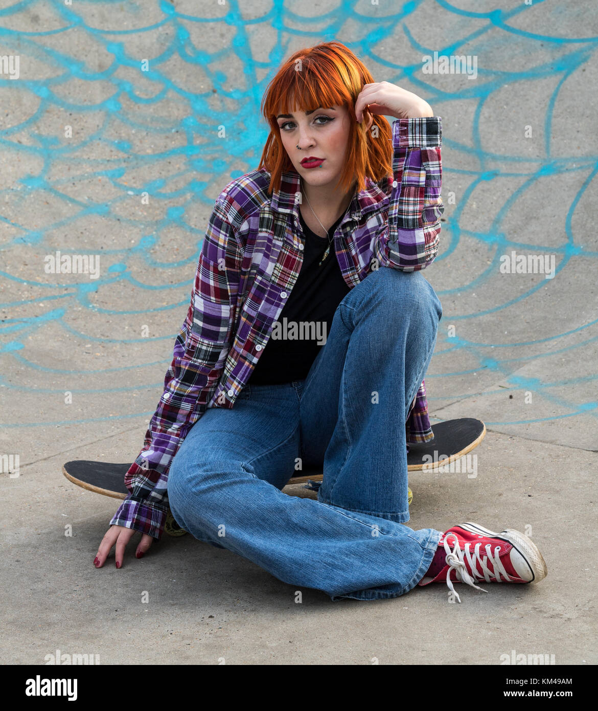 Bella ragazza in Graffiti Skateboard Park Foto Stock