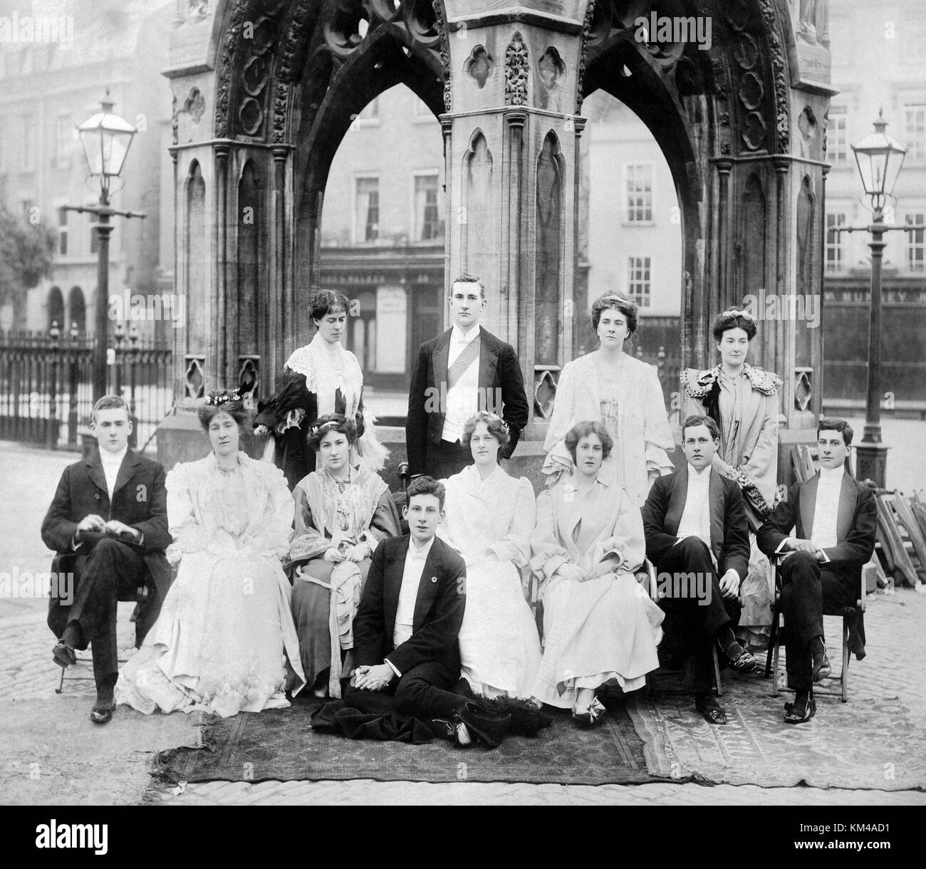 Sassoon Siegfried (anteriore) con il suo fratello hamo e altri studenti la mattina dopo un collegio può palla all'università di Cambridge nel 1906. Foto Stock