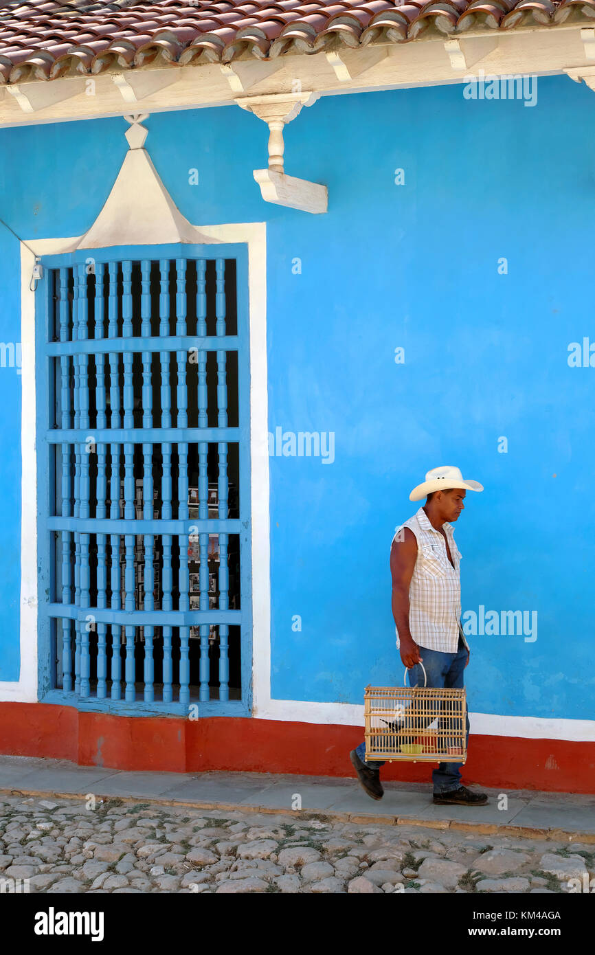 Cowboy a piedi con una birdcage, Trinidad, provincia di Sancti Spíritus, Cuba Foto Stock