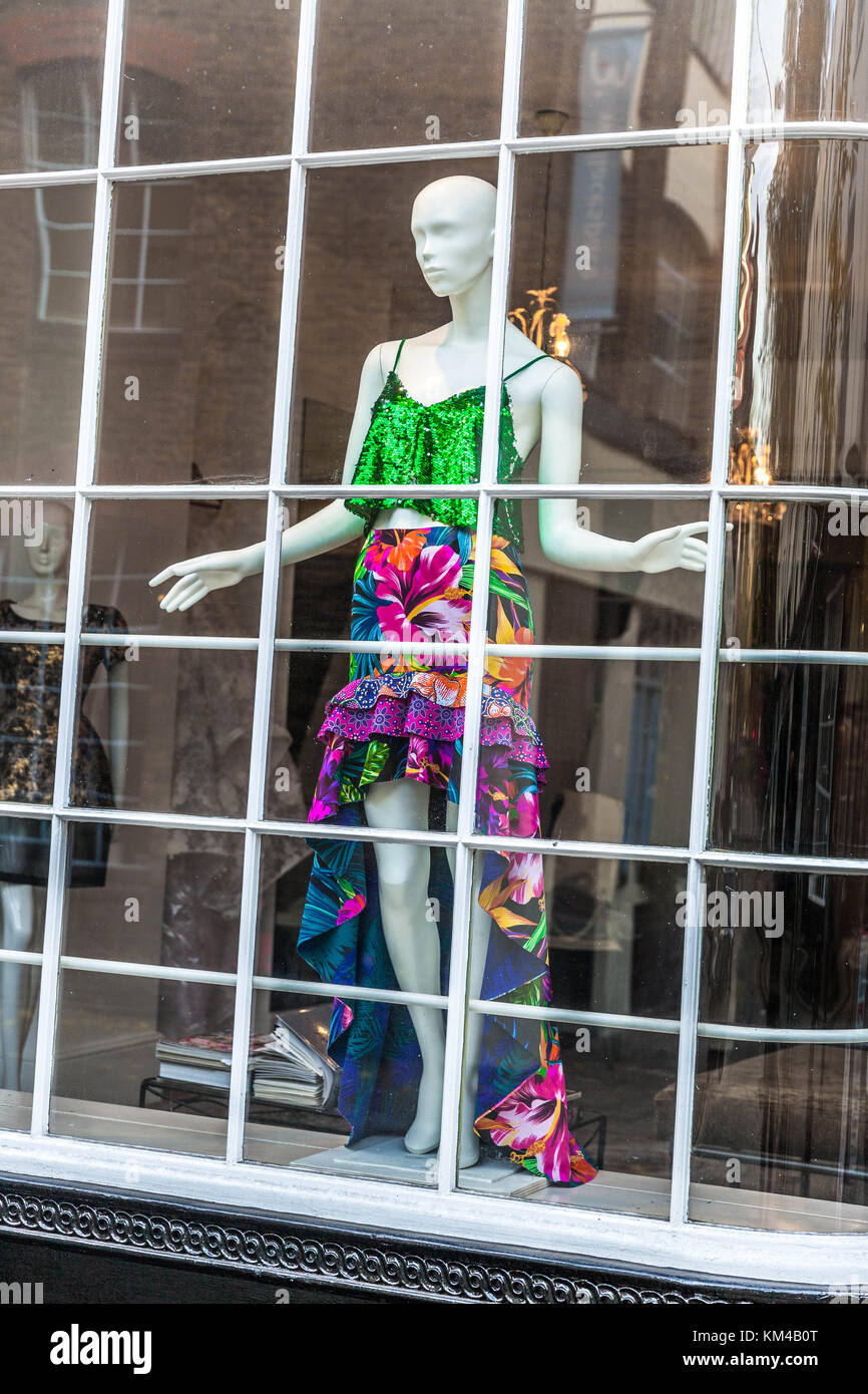 Foto a lunghezza intera di un manichino bianco vestito con un vestito colorato in una vetrina, Bloomsbury, Londra, Inghilterra, Regno Unito. Foto Stock