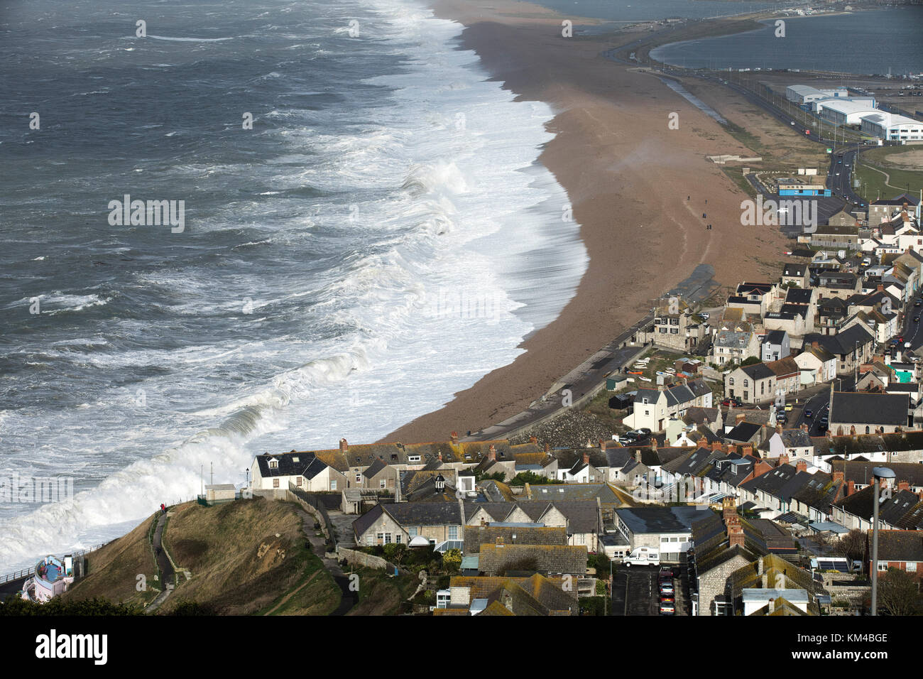 Tempesta Brian rompere Chesil Beach, Dorset, Inghilterra, Regno Unito. Foto Stock