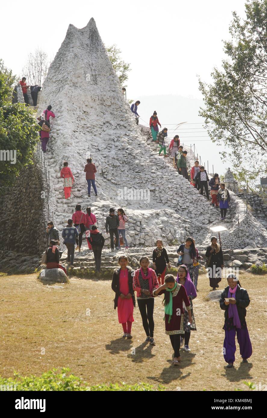Una piccola replica del monte Everest offre ai bambini la possibilità di salire su una collina sicuro. molte classi scolastiche e turisti usano l'offerta sul sito della International Mountain Museum a Pokhara. (29 novembre 2016) | utilizzo in tutto il mondo Foto Stock