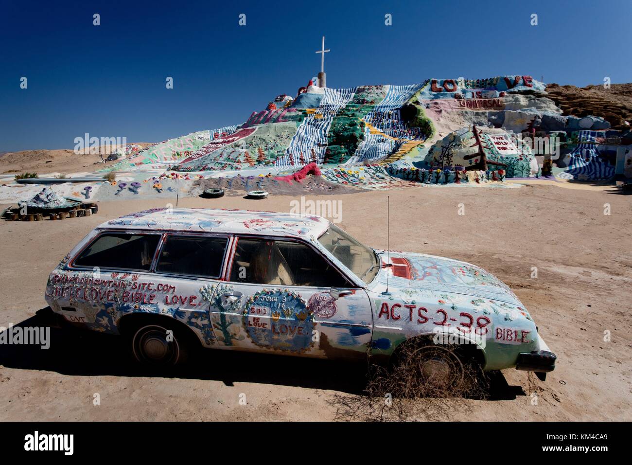 Station wagon, intonacate con versetti biblici, alla salvezza montagna nel deserto del Colorado, dedicata a Dio e di amore, creato da Leonard knight, nel settembre 2017. | Utilizzo di tutto il mondo Foto Stock