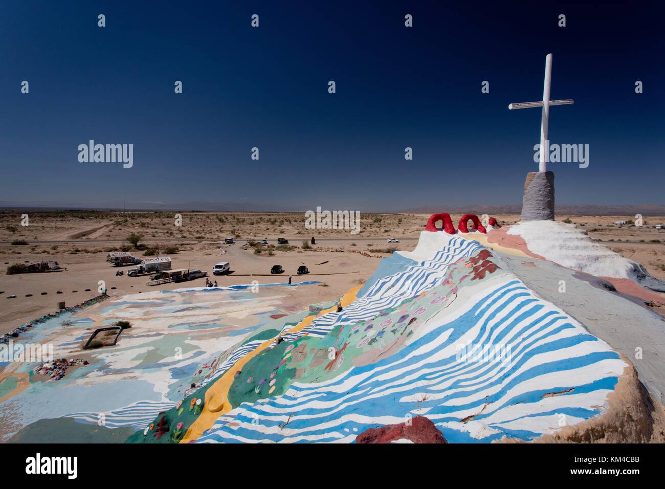 Rimorchi che segnano i confini di Slab City, una specie di insediamento anarchico accanto alla colorata "Salvation Mountain" nel deserto del Colorado, nel settembre 2017. | utilizzo in tutto il mondo Foto Stock