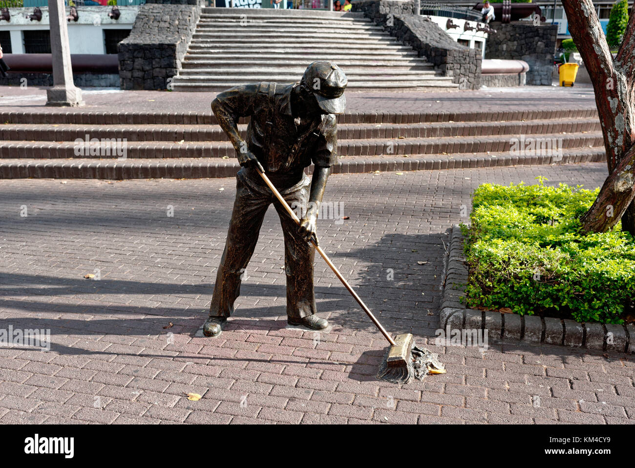 La scultura di un pulitore di via rifiuti di spazzamento in San Jose, Costa Rica Foto Stock