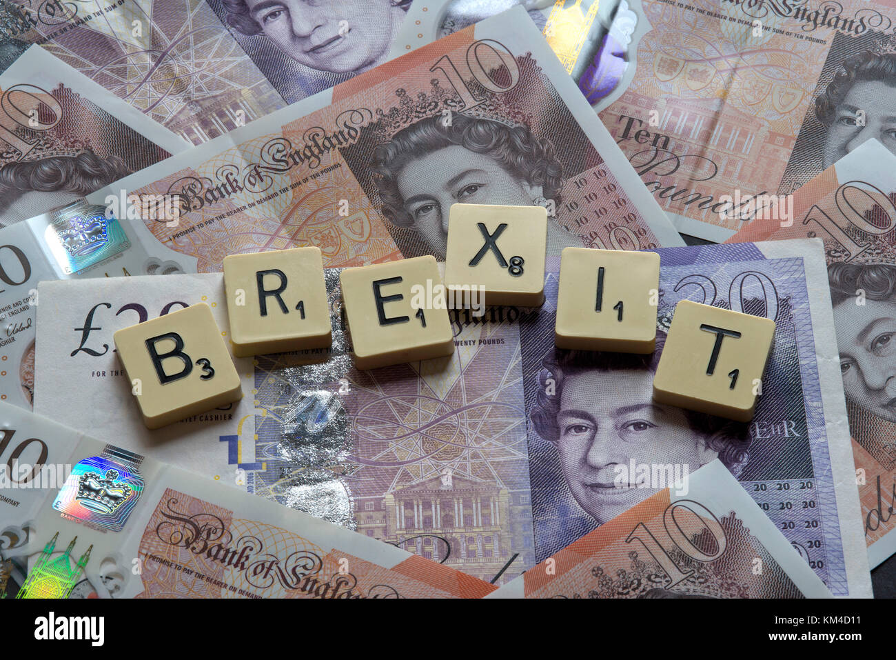 Lettere di scrabble brexit ortografia con nuove sterline inglesi (GBP) £20, £10, £5 note. Foto Stock