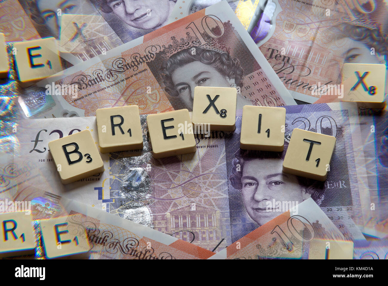Lettere di scrabble brexit ortografia con nuove sterline inglesi (GBP) £20, £10, £5 note. Foto Stock