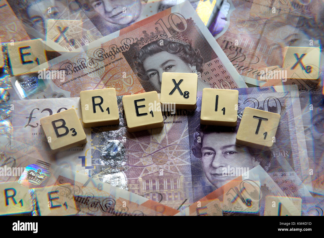 Lettere di scrabble brexit ortografia con nuove sterline inglesi (GBP) £20, £10, £5 note. Foto Stock