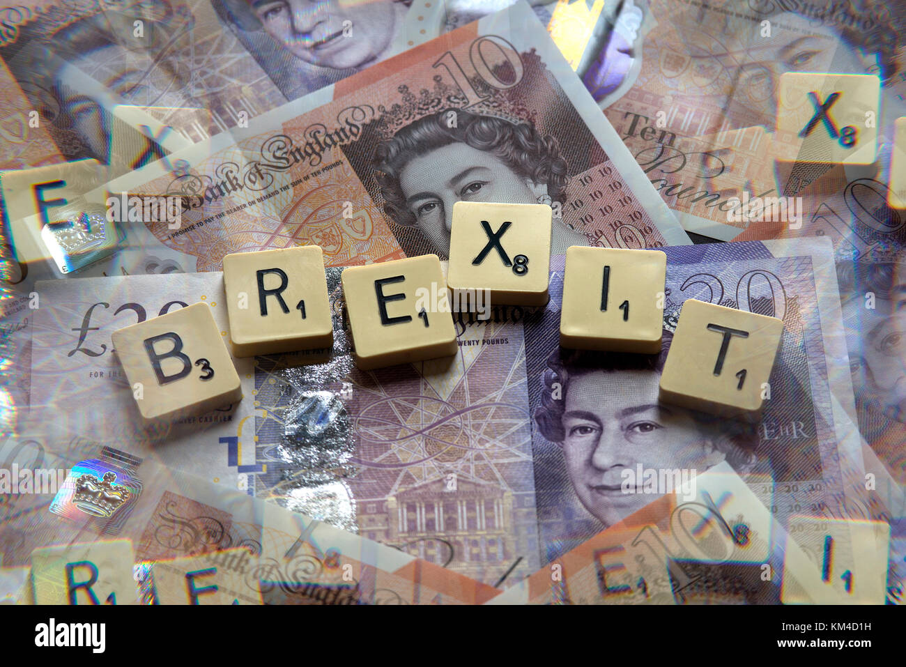 Lettere di scrabble brexit ortografia con nuove sterline inglesi (GBP) £20, £10, £5 note. Foto Stock