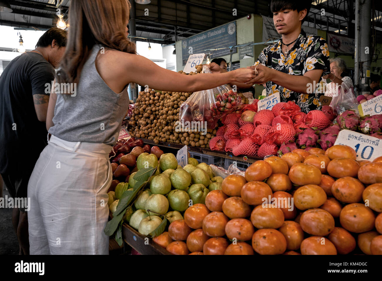 Thailandia street market alimentare. cibo di stallo e fornitore di servire il cliente Foto Stock