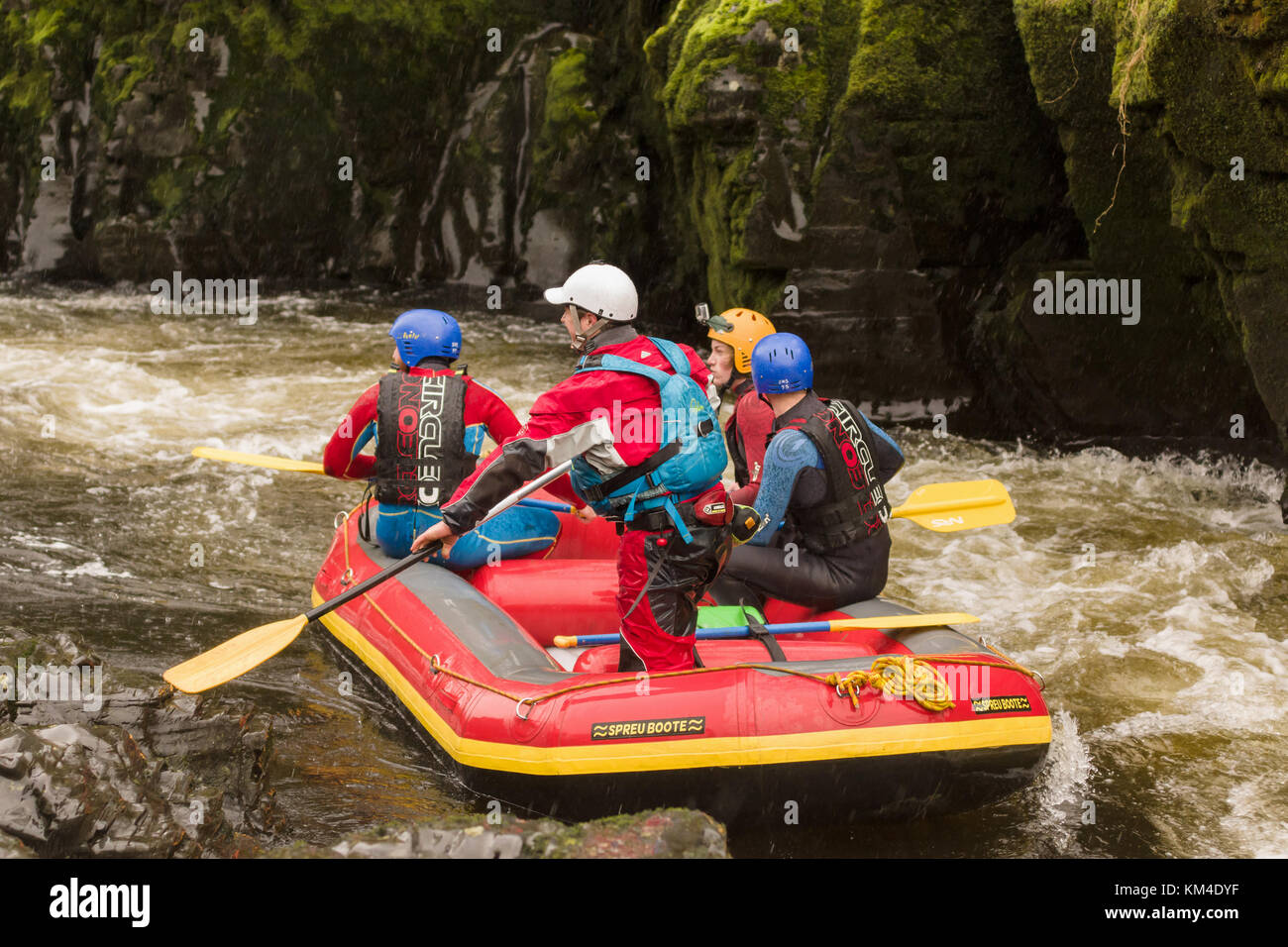Acqua bianco rafters negoziando i serpenti la coda di una stretta gola sul fiume Dee in Galles del Nord Foto Stock