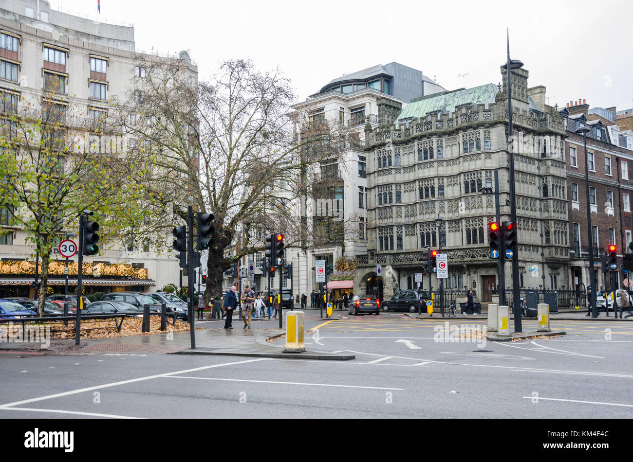 La giunzione di Park Lane con Stanhope Gate in London. Foto Stock