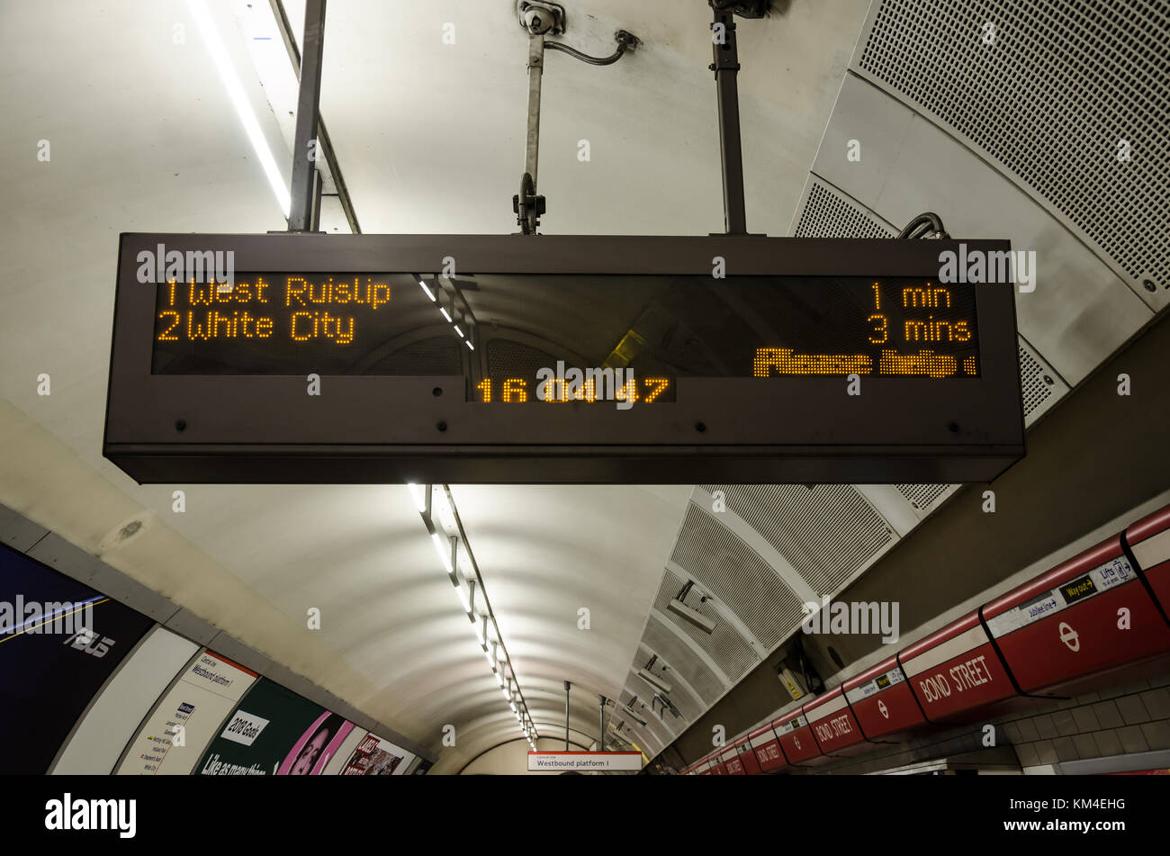 Una scheda di partenze a Bond street Londra la stazione della metropolitana sulla Central line. Foto Stock